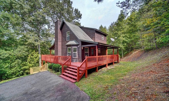 Blairsville Cabin | Intro Rate Fantastic mountain views from the deck with Hot Tub, Fire Pit