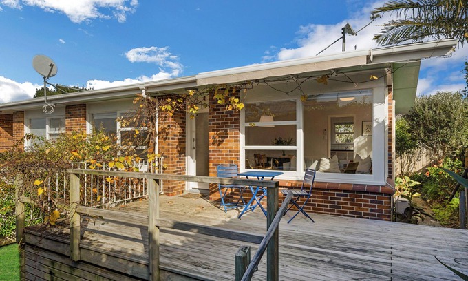 Narrow Neck House | Inviting Outdoor Patio and Bright Interiors