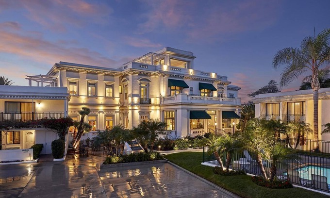 Coronado House | Island Escape! 4 Units Near Seaport Village! With Outdoor Pool and Parking!