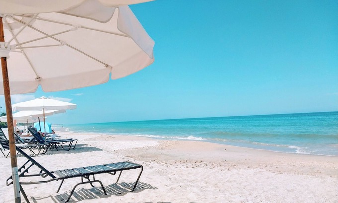 North Beach House | Island Escape!Walk to beach.Heated pool & hot tub.Private putting green.Privacy