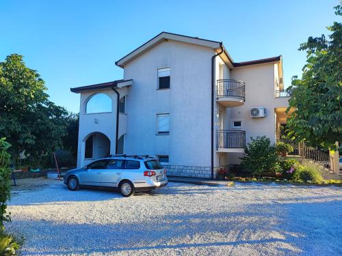 Ljubuski House | Ivan Experience BackPacker