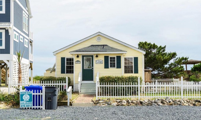 Long Beach House | Ivy Cottage by Oak Island Accommodations