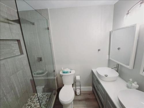 Demere Park Apartment | J7 completely renovated, 2 pools, pickleball, fishing, fitness center,easy walk to pier