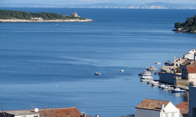 Vis Apartment | Jakša - Close to the sea & Free Parking - A2