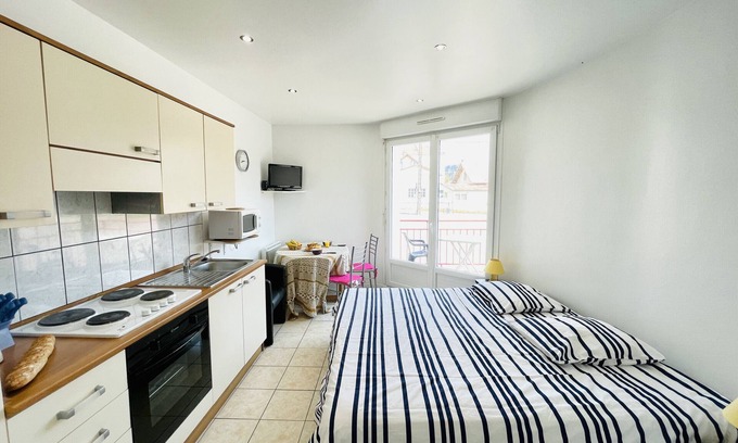 Forges-les-Bains Apartment | Jean De La Fontaine: Studio near the Bains les Bains thermal baths