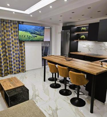 Petralona Apartment | Jenny's Dream Home II Athens Lux 2BR Apt, Hot Tub, CBD, Fast WIFI, Netflix