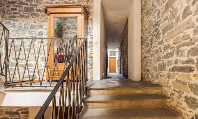 Como Apartment | JOIVY Charming Flat Near Train Station