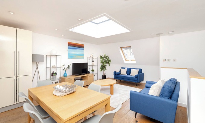 West End Apartment | JOIVY Quiet Mews Street Apartment in the Heart of Edinburgh