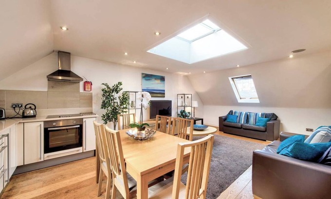 West End Apartment | JOIVY Quiet Mews Street Apartment in the Heart of Edinburgh