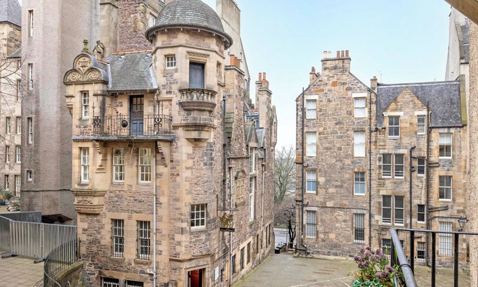 Old Town Apartment | JOIVY Royal Mile Tower Apartment