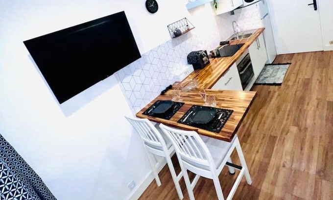 Balaruc-les-Bains Apartment | Joli studio une pièce entièrement rénové et équipé classé 2 étoiles
