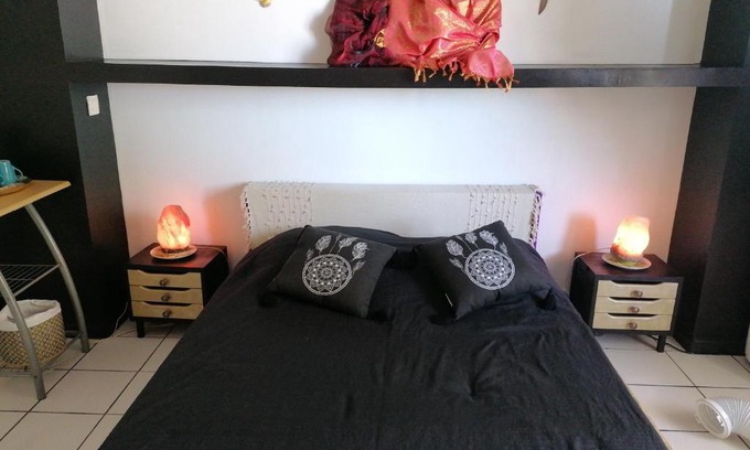 Centre-Ville House | Jolie chambre climatisée avec balcon chez l'habitant