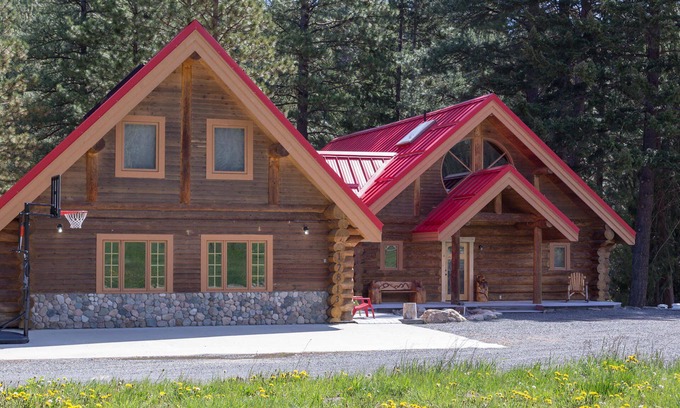Leavenworth Cabin | JR's Riverfront Retreat ~ Waterfront ~ Hot Tub ~ Game Room