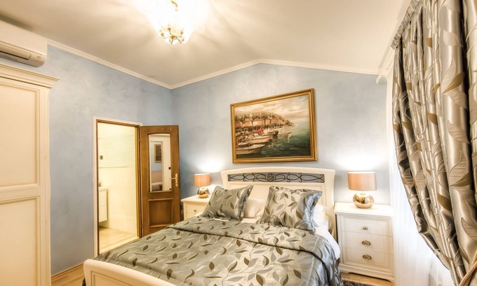 City Center Bed & Breakfast | Junior Suite in exquisite Bed & Breakfast Villa Hasi in center of town!