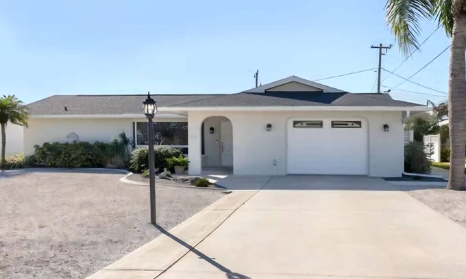 Golden Beach House | Just a mintute walk to the beach!