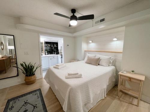 Airlie Apartment | Just Shy of the Bridge - Waterway Condo 110