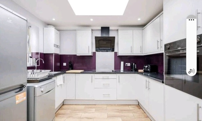 River House | K Suites - Spacious 4 Bedroom w/Parking and WiFi