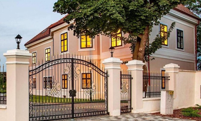Nana House | Kaštieľ Nána spacious 6-bedroom chateau in charming Nana with AC