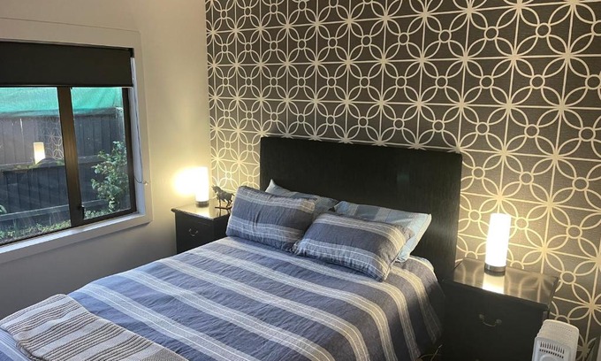 Kaiapoi House | Kaiapoi Village House Deluxe Bedroom with Ensuite