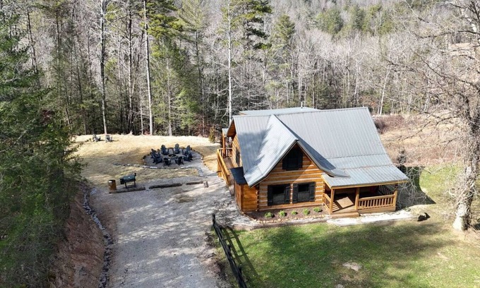Rogers Apartment | Karaoke, Hot Tub, 1G WiFi - The Rock House - LUX