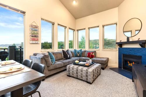 Kimball Junction Apartment | KBM Resorts Crestview Condos Spacious condo near Olympic Park with gas fireplace year-round pool hot tub and shuttle access CVC-308B