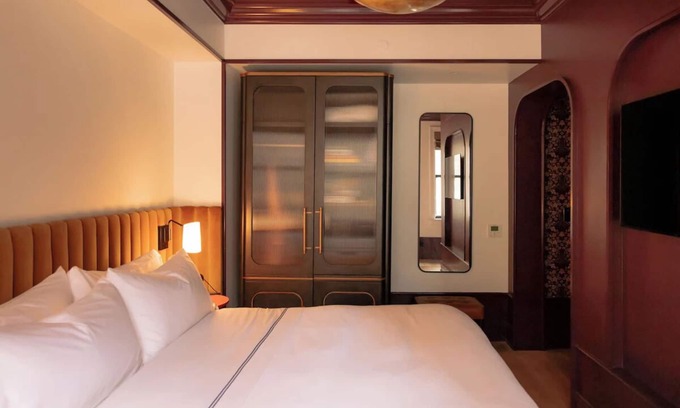 Gateway District Hotel | King Room Grandeur, Fidelity Hotel, Steps from Convention Center