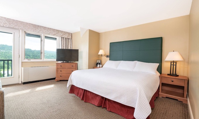 West Dover Apartment | King Room | Ski-In Resort Stay