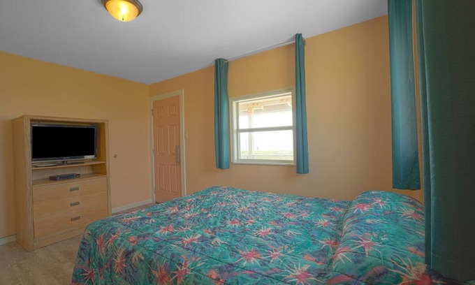 North Beach Hotel | King Suite Near North Beach – Pet Friendly & Parking Spot
