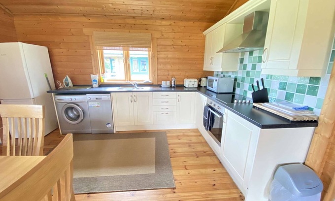 Ampney Crucis House | Kingfisher Lodge on Lake Pochard