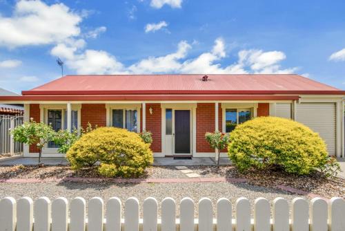 Victor Harbor House | Kingsford Cottage - Esplanade Escape & Family BBQs