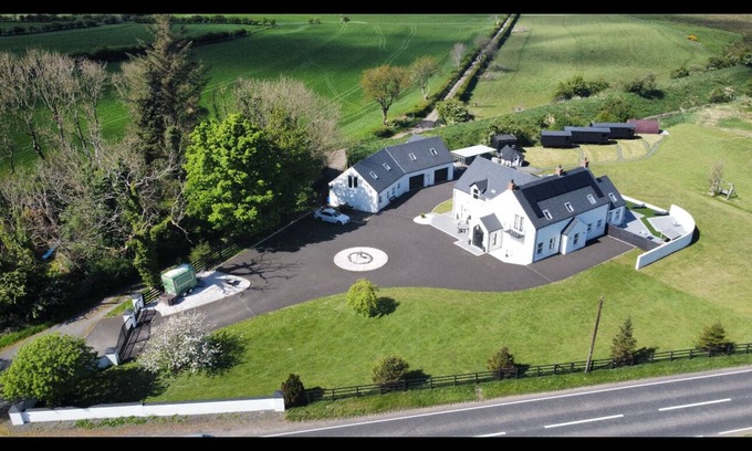Armoy Bed & Breakfast | Kirkpatrick house @littlelakelodges retreat spa type getaway, Hottubs & bbq huts