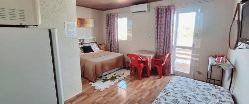 Torres House | KITNET S4 em TORRES-RS - Confortável com cama casal box, cama de solteiro bicama, televisão, geladeira, micro-ondas, chaleira elétrica, ar-condicionado split - Anfitriã Superhost no BnB