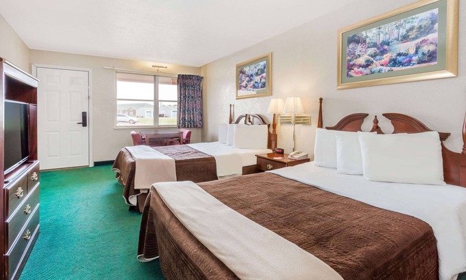 Peru Hotel | Knights Inn Peru