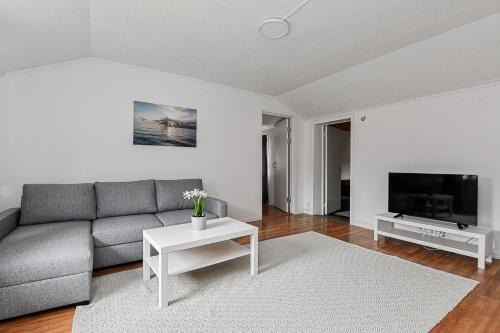 Koping Apartment | Komplett lägenhet med sjöutsikt