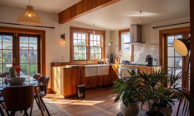 Kaikoura House | Kowhai Cottage Pizza Oven Central