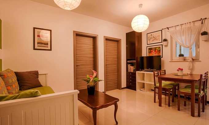 Krk Apartment | KRK city! 200m PROMENADE !Romantic house Vilaveja, small pool .