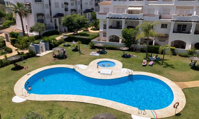 San Luis de Sabinillas Apartment | Lägenhet högst upp, med pool och utsikt över havet
