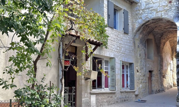 Saint-Paul-Trois-Chateaux Ski Chalet | La Maison du Château
