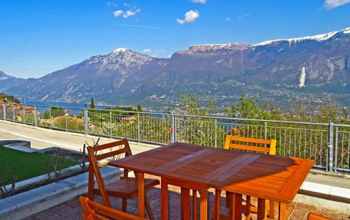 Pieve Apartment | La Quiete 23 Lake view apartment by Gardadomusmea