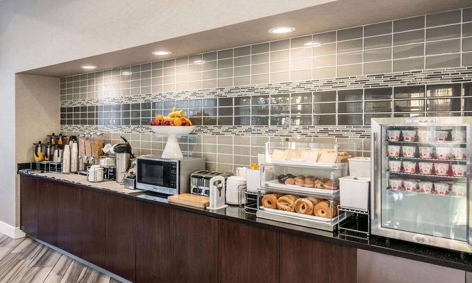 Airport North Hotel | La Quinta Inn & Suites by Wyndham Orlando Airport North