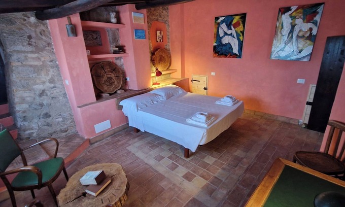 Allumiere Apartment | La Quinta - Suite with living room and outdoor garden