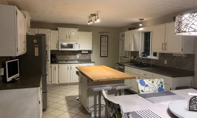 Cochrane House | La Résidence - 4BD 2BA Exec Home, Heated Garage