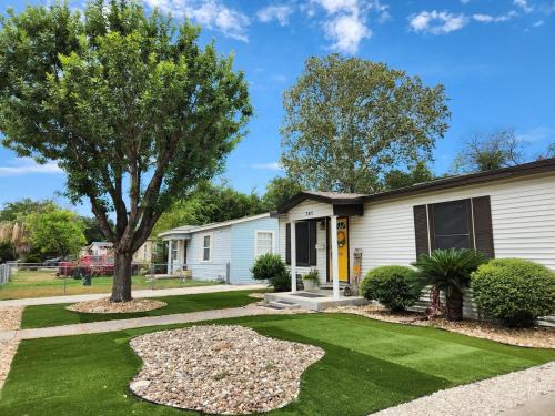 Southside House | Lackland AFB Landscaped Beauty Riverwalk 5mi