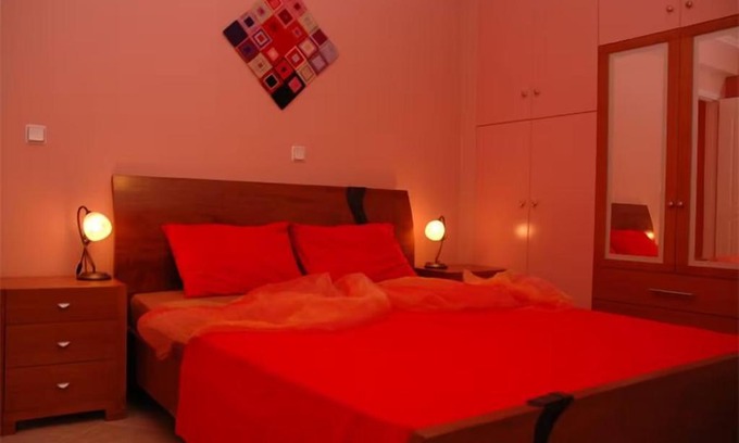 Vigklafia Apartment | Laconia Collection 'Applause Red' Apartment