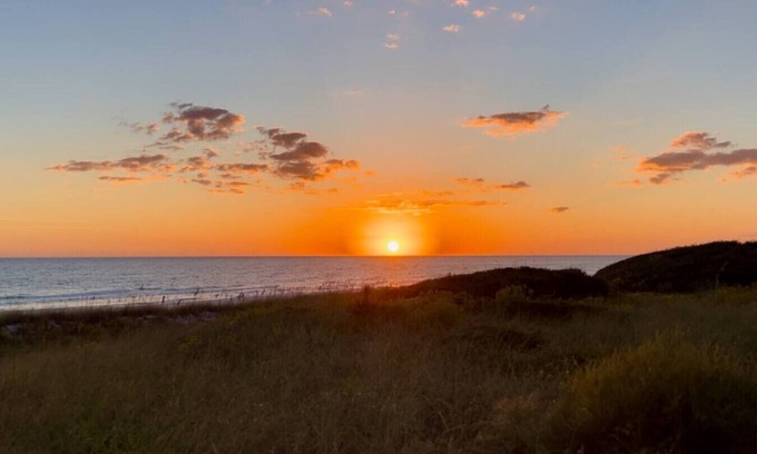 Laguna Beach House | Laguna Beach Bungalow|Sleeps4|Patio|Steps to the sand!