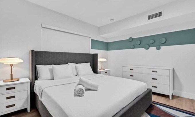 West Avenue Apartment | Laguna Suite Resort & Parking Passes Available
