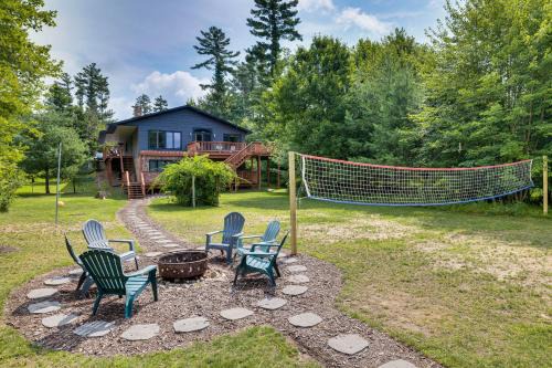 Neillsville House | Lake Arbutus Cabin Private Deck and Hot Tub!