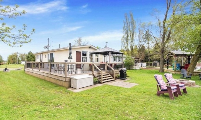 Dunnville Cottage | Lake/Beachfront/Firepit/sleeps 6/Pet Friendly/Heated