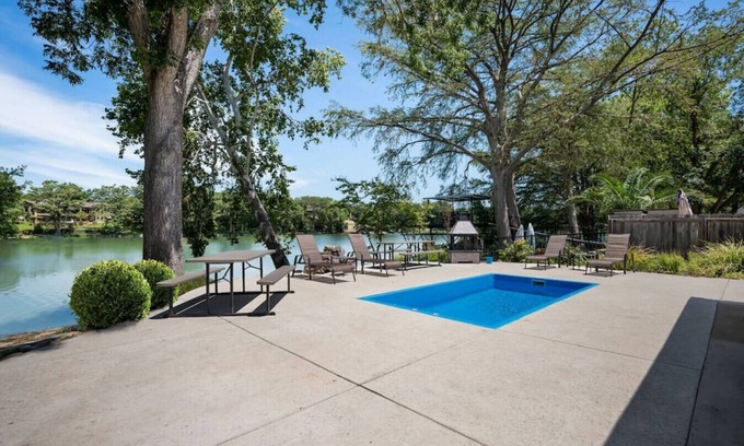 New Braunfels House | Lake Dunlap Luxury*Inground Pool*Accommodates 18*Separate Casita