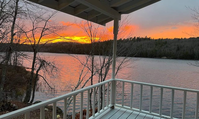 Bucksport House | Lake Front-Maine Themed-Soaking Tub-Fire Pit-Kayak
